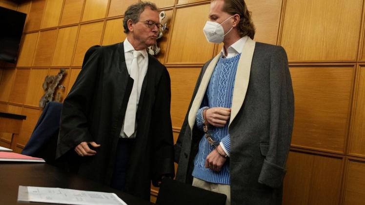 Hendrik Holt vor dem Amtsgericht Meppen mit seinem damaligen Anwalt Thomas Klein.