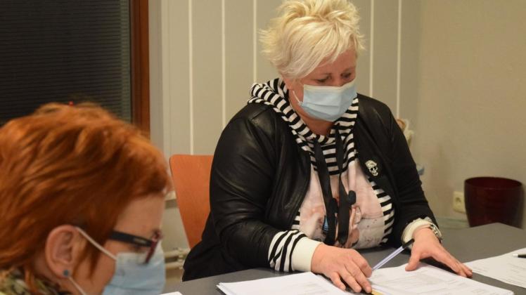 Weitendorfs Bürgermeisterin Andrea Sielaff bei ihrer Bekanntgabe ihres Rücktritts am Mittwochabend.