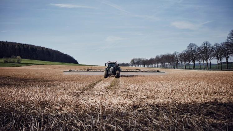 Ein Traktor bringt Glyphosat aus: Mit dem Pflanzenschutzmittel hat sich Bayer jede Menge Rechtsrisiken ins Haus geholt.