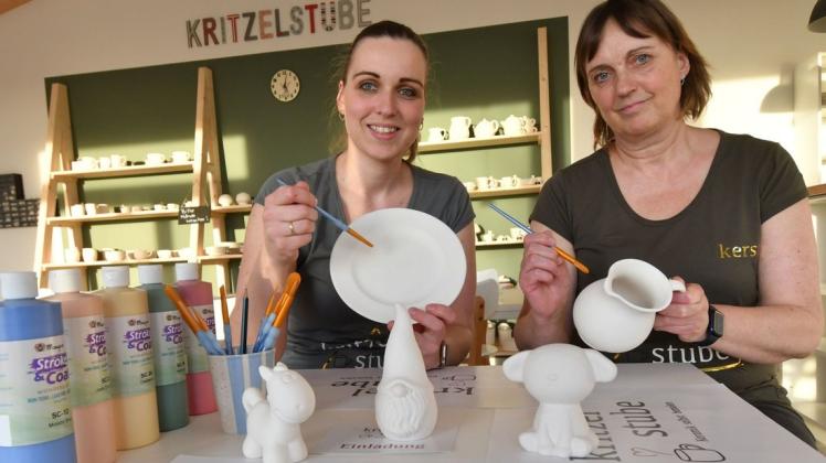Jennifer (l.) und Kerstin Hirsch warten auf die Eröffnung ihrer Kritzelstube.
