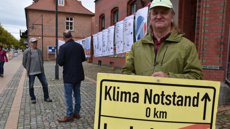 Mehrfach demonstrierte Holger Friel gemeinsam mit anderen Bürgern in Ludwigslust, um auf den Klimanotstand aufmerksam zu machen.