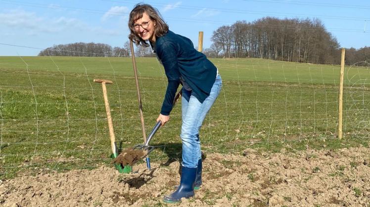 Unter dem knackigen Namen „Wilde Möhre“ installiert Nicole Steinmann-Nolting in Belm, Bissendorf und Rödinghausen erstmals Gemüsemietgärten. Anfang Mai sollen die Flächen, an denen Groß und Klein natürliche Prozesse erleben und schließlich ernten können, in die Hände der Mieter übergehen.