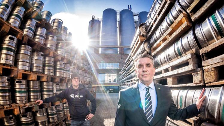 Die Hanseatische Brauerei Rostock steckt in der Krise. Nun wenden sich viele Brauereien mit ihr an die Politik. Geschäftsführer Wilfried Ott (rechts) und Unternehmenssprecher Alexander Köthe begutachten die vielen Fässer auf dem Hof der Brauerei, die nie befüllt wurden.