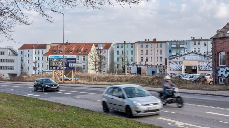 Bis Sommer 2022 sollen auf der Brache in der Lübecker Straße in der Rostocker Kröpeliner-Tor-Vorstadt Eigentumswohnungen entstehen.
