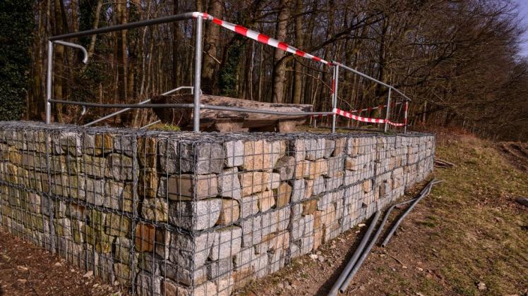 Dies ist der derzeitige Zustand der Aussichtsplattform im Naherholungsgebiet „Neuer Teich“ in Lübz. Die Plattform ist gesperrt und die abgerissenen Geländerteile liegen davor.