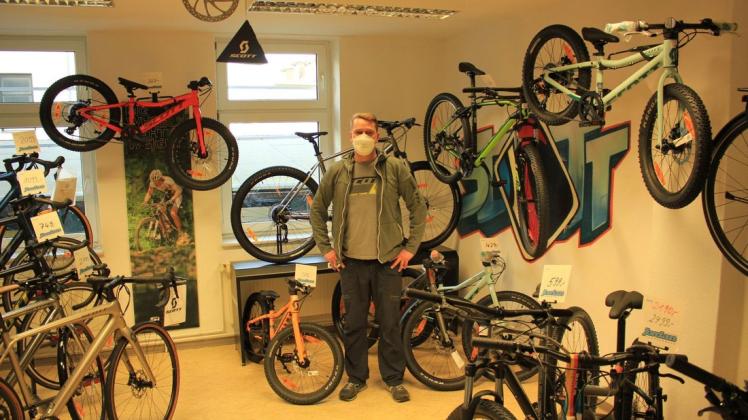 Christian Erdmann in seinem Fahrradladen. Er hofft, dass sich die Situation in zwei Jahren entspannt hat.