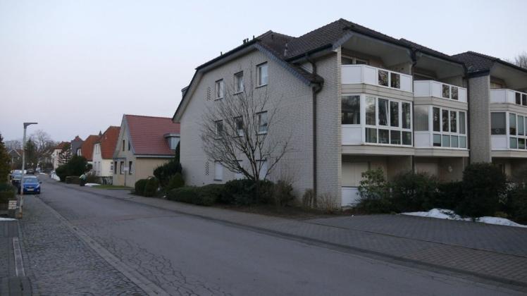 Blick auf die Nordseite des Hauses Georgstraße 25. Im Erdgeschoss soll ein verandaartiger Anbau einen barrierefreien Zugang zur Arztpraxis ermöglichen.