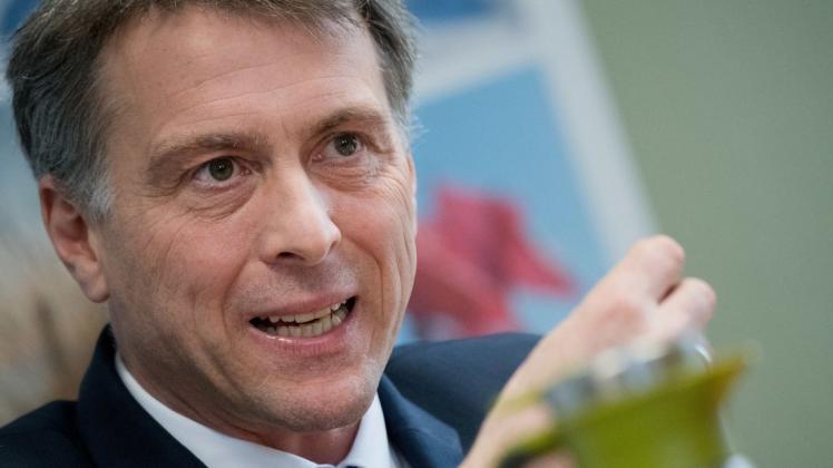 Stefan Kerth (SPD), Landrat des Landkreis Vorpommern-Rügen, aufgenommen im Landratsbüro in Stralsund. Der Landrat von Vorpommern-Rügen hat seine frühe Impfung gegen das Coronavirus mit überschüssigem Impfstoff und der vergeblichen Suche nach anderen Impfkandidaten erklärt.