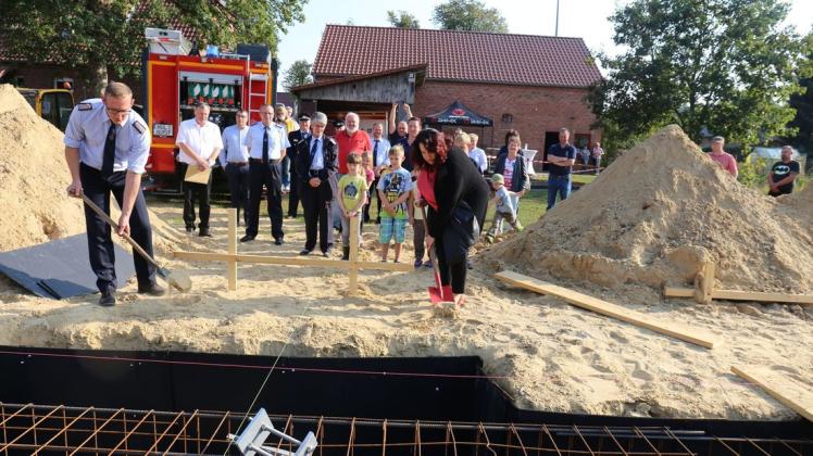 Der symbolisch Spatenstich für die neue Fahrzeughalle in Lübbendorf: Bürgermeisterin Ute Lindenau und Wehrführer Dirk Steinhäuser schwingen den Spaten. Die Halle wird am Ende 100000 Euro mehr kosten, als ursprünglich geplant.