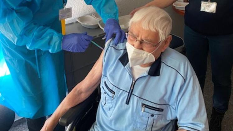 Erneuter Piks: Der 100-jährige Heini Brand bekam von Dr. Ulrich Braune und Krankenschwester Simone Paluteder seine zweite Corona-Impfung.