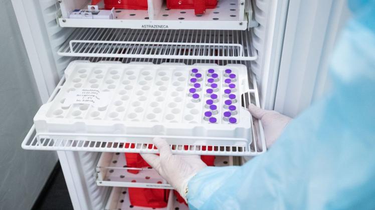 Beschriftungen für die Impfstoffe der Hersteller Pfizer-Biontech und Astrazeneca sind in einem Kühlschrank zu sehen.