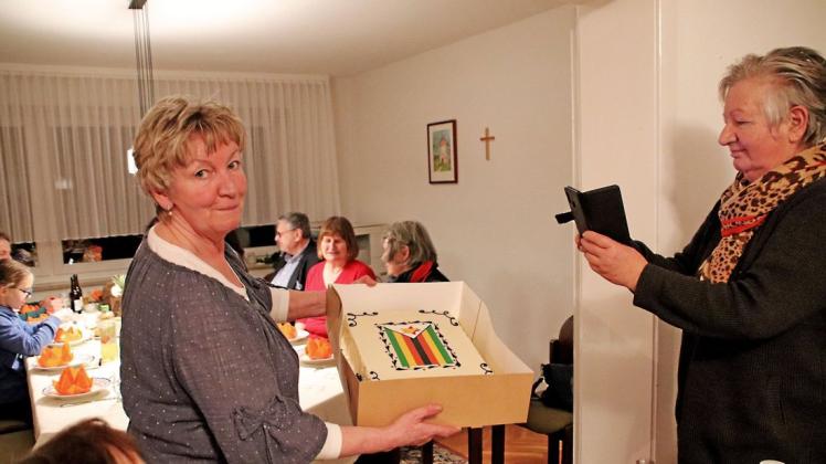 Durfte zum gemeinsamen Essen nicht fehlen: Ingrid Kuhlmann zeigte beim Weltgebetstag in Dabel im Vorjahr eine Torte mit der Flagge von Simbabwe.