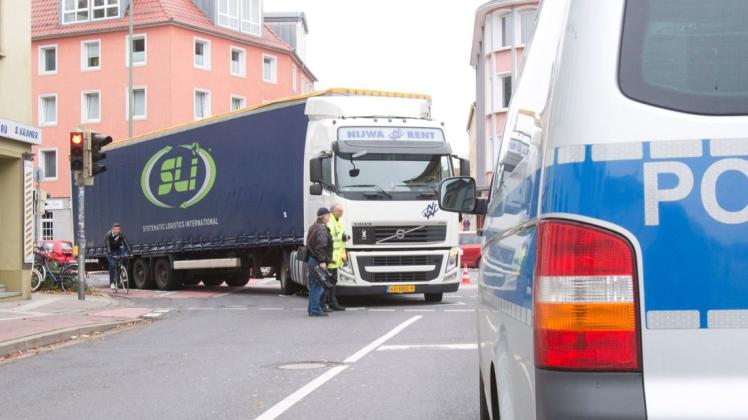 Oktober 2014: Ein 47-jähriger Radfahrer stirbt, nachdem er von dem Lkw erfasst worden war. Dessen Fahrer war vom Johannistorwall auf die Kommenderiestraße – dem Verlauf der B68 – abgebogen. (Archivfoto)