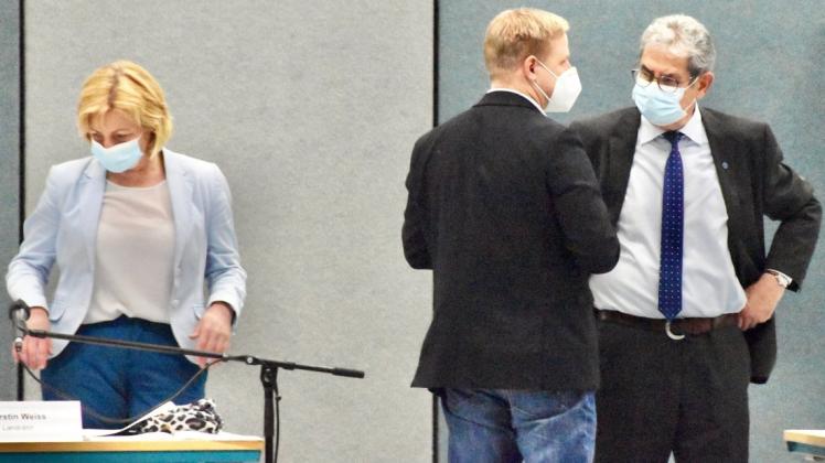 Muss sich nach der Absage einer Kreistagssitzung aus der vergangenen Woche teils heftiger Kritik erwehren: Kreistagspräsident Klaus Becker (r.) im Gespräch mit Christian Drechsler, dem Leiter des Büros der Landrätin Kerstin Weiss (l.).