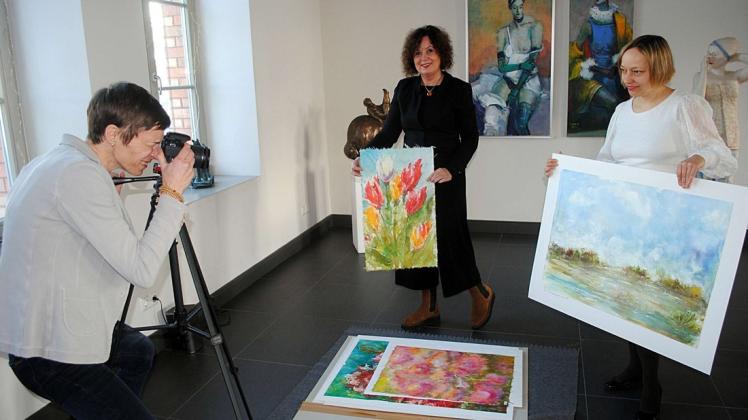 Seit Herbst 2020 unterhält die Galerie Teterow einen Online-Shop, in dem Arbeiten von etwa 100 Künstlern angeboten werden. Jean Müller, Sylvia Henschel und Julia Dettmann (v. l.) fotografieren einige Werke für den Shop.