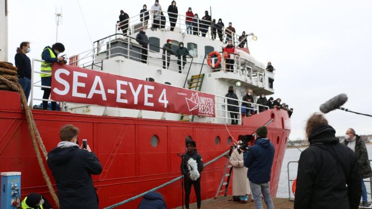 Traditionell mit einer Flasche Sekt wurde das neue Rettungsschiff „Sea-Eye 4“ in Rostock getauft.