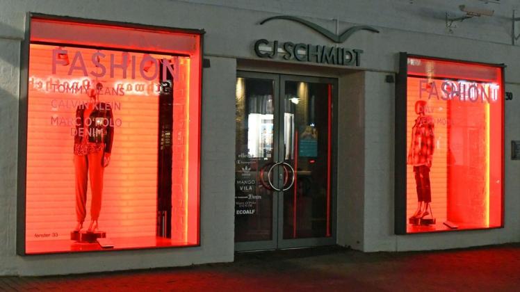 Rot erleuchtete Schaufenster beim Modehaus C. J. Schmidt.