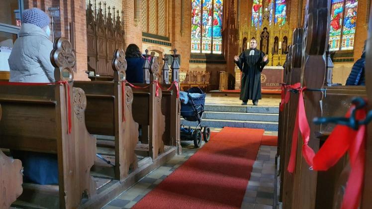 Zum ersten Mal seit Weihnachten verteilt Pastor Christian Lange wieder einen Segen nach einer kleinen Andacht in der Vellahner Kirche.