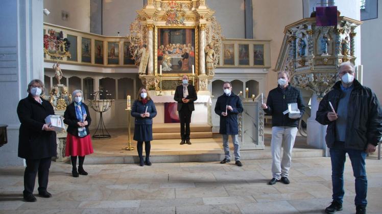 In der St. Petrikirche übergab Ralf Meister die Osterkerzen an Vertreter der Kirchengemeinden St. Petri und Paulus.