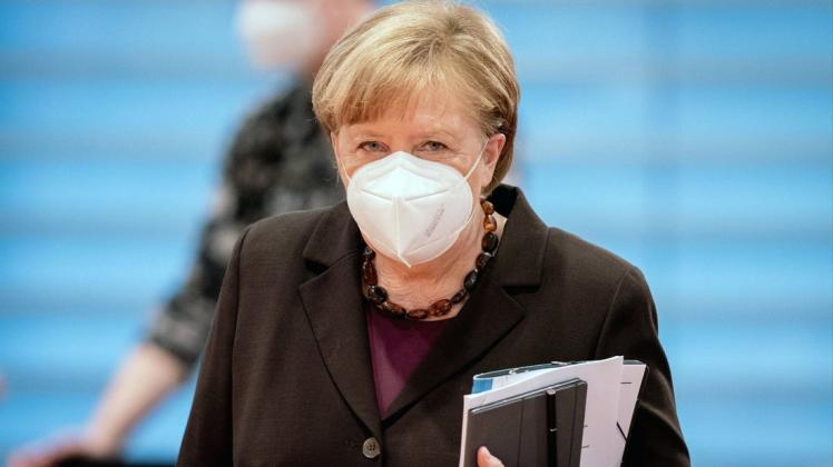 Bundeskanzlerin Angela Merkel nimmt an der Sitzung des Bundeskabinetts im Bundeskanzleramt mit einer FFP2-Maske teil. Das Bundeskabinett befasst sich in seiner 131. Sitzung unter anderem mit der Fortsetzung der Beteiligung bewaffneter deutscher Streitkräfte am Nato-geführten Einsatz Resolute Support für die Ausbildung, Beratung und Unterstützung der afghanischen nationalen Verteidigungs- und Sicherheitskräfte in Afghanistan. +++ dpa-Bildfunk +++