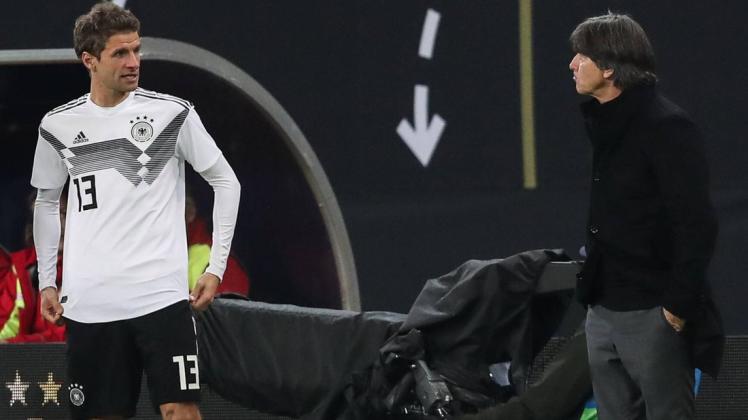 Gibt es doch noch ein Comeback von Thomas Müller (l) in der DFB-Elf? Bundestrainer Joachim Löw lässt sich ein Hintertürchen offen.