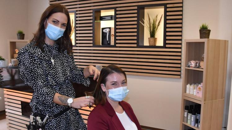 Sie hat am 1. März ihren Friseursalon eröffnet: Cordula Meier frisiert Sabrina Giese