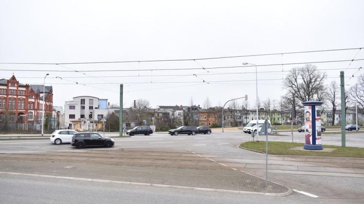 Von April bis Juni 2021 wird die Kreuzung in Rostock am Patriotischer Weg und Lange Straße umgebaut und soll danach sicherer sein und eine direkte Verbindung von KTV zur Innenstadt für Radfahrer bieten.