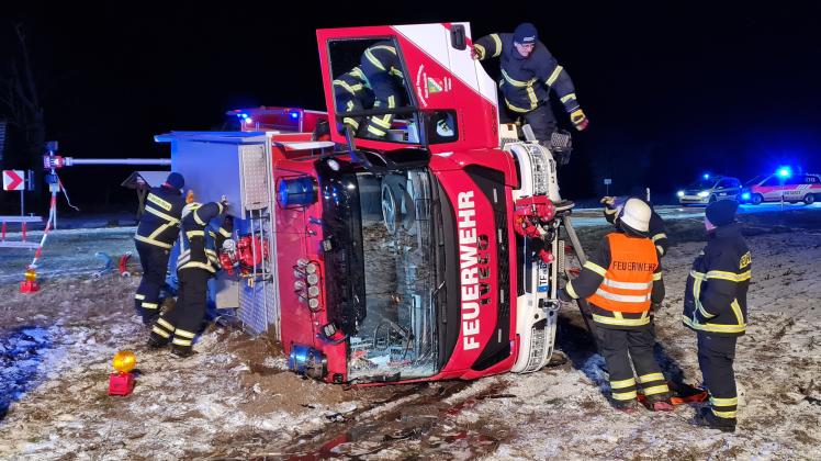 In Brandenburg kippte ein Feuerwehrfahrzeug um – drei Insassen wurden verletzt