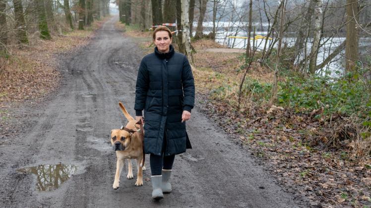 Die Wallenhorsterin Svenja Recker spaziert regelmäßig mit Hund Milow am Schwarzen See. 