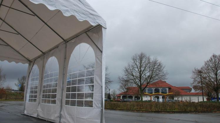In Melle werden die Testkapazitäten ausgeweitet. Das Testzentrum am Hotel Van der Valk soll zeitnah wieder eröffnen. Ein Zelt stand am Dienstag schon wieder dort.