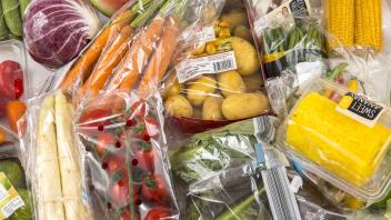 In Plastik verpacktes Obst und Gemüse. Plastikmüll wie dieser wäre laut Deutscher Umwelthilfe vermeidbar.
