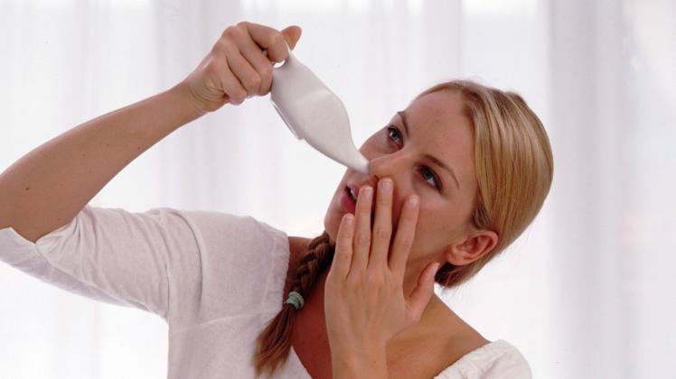 Durch Nasenduschen lassen sich fester Schleim und Partikel aus der Nase ausspülen.