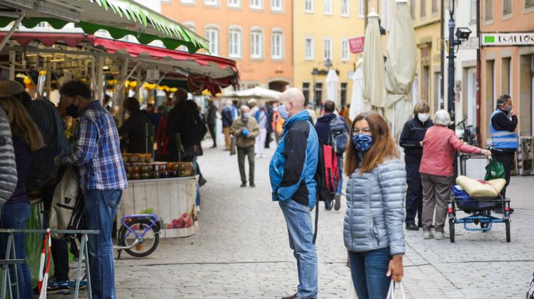 Wochenmarkt und Läden dürfen weiterhin nur mit Schutzmasken besucht werden.  (Archivfoto)