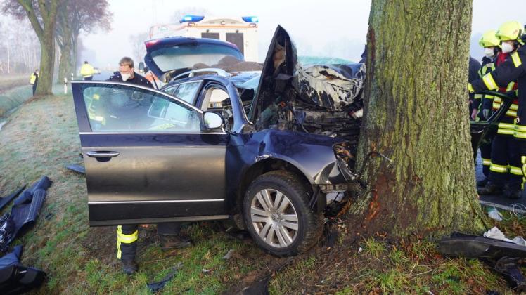 Bei dem Unfall am 10. Januar war der Sögeler mit seinem Auto frontal gegen einen Baum geprallt. Nun ist er seinen Verletzungen erlegen. 