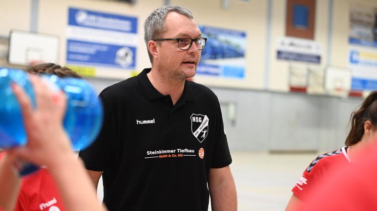 Lars Osterloh, Trainer der Oberliga-Handballerinnen der HSG Hude/Falkenburg, reist mit seinem Team zum MTV Tostedt.
