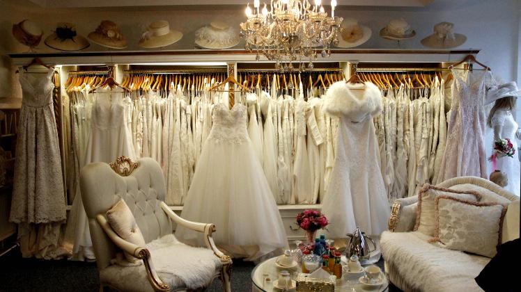 Alles, was die Braut braucht, bekommt sie im Modehaus Nebella in Osnabrück. Bis zur Schließung werden dort Rabatte angeboten.