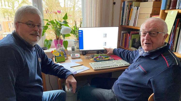 Dr. Wieland Wienkämoer (l.) und Horst Meyer haben monatelang an den Schicksalen der Familien Block und Reinhaus recherchiert und mit den gesammelten Informationen ein Programm für die WDR-App „Stolpersteine NRW” gefüttert.