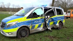 Zwei verletzte Beamte bei Unfall mit Polizeiauto auf der A1 Zwei verletzte Beamte bei Unfall mit Polizeiauto auf der A1