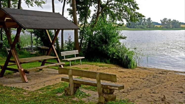 Die Idylle am Kobrower Hofsee sollen Anwohner und Gäste noch besser genießen können. Die Gemeinde plant, den Landweg um diesen und um den Schönfelder See auszubauen.