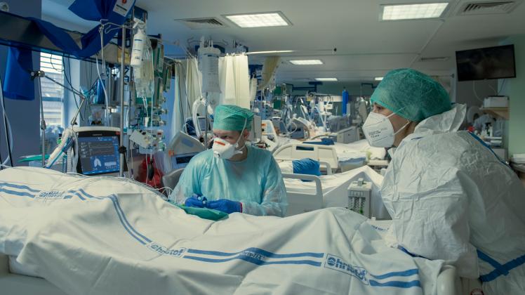 Krankenpfleger behandeln einen Corona-Patienten auf der Station für Anästhesiologie im Krankenhaus Liberec. +++ dpa-Bildfunk +++