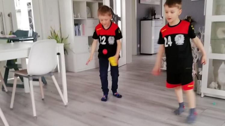 Die beiden Plauer F-Jugendspieler Dominik und Jannick üben zu Hause fleißig.