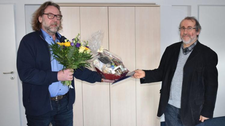 Herzliche Glückwünsche von Chefredakteur Michael Seidel (l.) für Redakteur Roland Güttler für 40 Jahre bei der SVZ.
