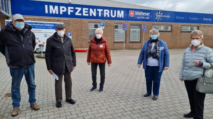 Der VdK Ganderkesee steht seinen Mitgliedern bei den Impfterminen hilfreich zur Seite: geimpfte Senioren und Fahrer vor dem Impfzentrum in Wildeshausen.