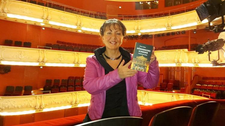 Der achte Kriminalroman von Diana Salow spielt im Schweriner Theater.