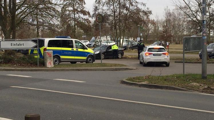 Am Wochenende haben Polizeibeamte an den Einfahrtsstraßen von Warnemünde 87 Personen aus 41 Fahrzeugen zurück geschickt, wenn ihr Kommen gegen die geltenden Coronaregeln verstoßen hat. Auch am Parkplatz bei der Jugendherberge wurden Leute angehalten.