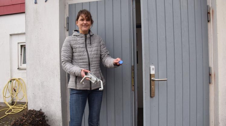 RRV-Hauswartin Kirsten Löbzien zeigt den alten und den neuen Türbeschlag, der mit einem
Transponder geöffnet wird.