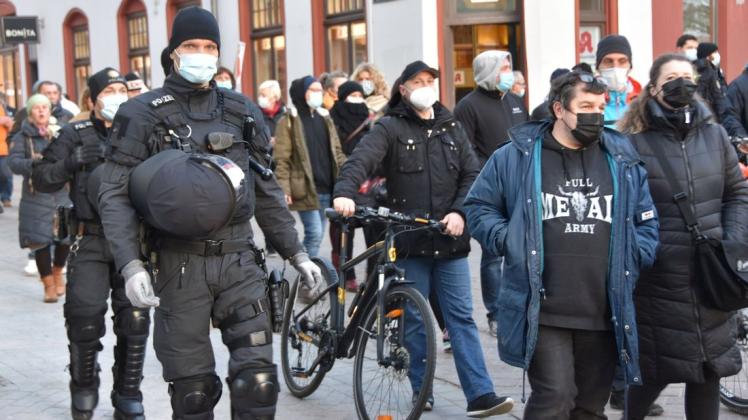 Rund 200 Menschen demonstrierten in Wismar gegen die Maßnahmen zur Bekämpfung der Corona-Pandemie. Die Polizei war mit mehr als 80 Einsatzkräften vor Ort.