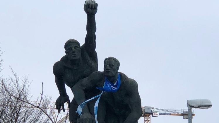 Ein paar Hansa-Fans haben den Matrosen des gleichnamigen Denkmals am Stadthafen einen Schal gegen den kalten Wind umgebunden.