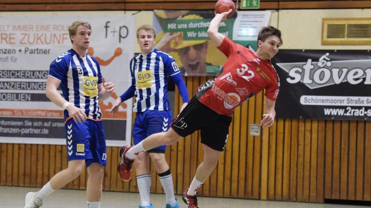 Aufstiegsspiele zur 3. Liga oder Verbleib in der Oberliga? Die Spieler des Handball-Oberligisten HSG Delmenhorst um Mario Reiser (rechts) müssen bald eine Entscheidung treffen.