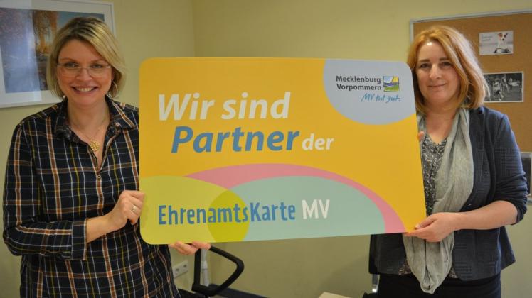 Suchen händeringend nach weiteren Partnern für die Ehrenamtskarte im Landkreis Rostock: Beate Hanke-Metz (l.) und Ruth Hügle von der Mitmach-Zentrale.